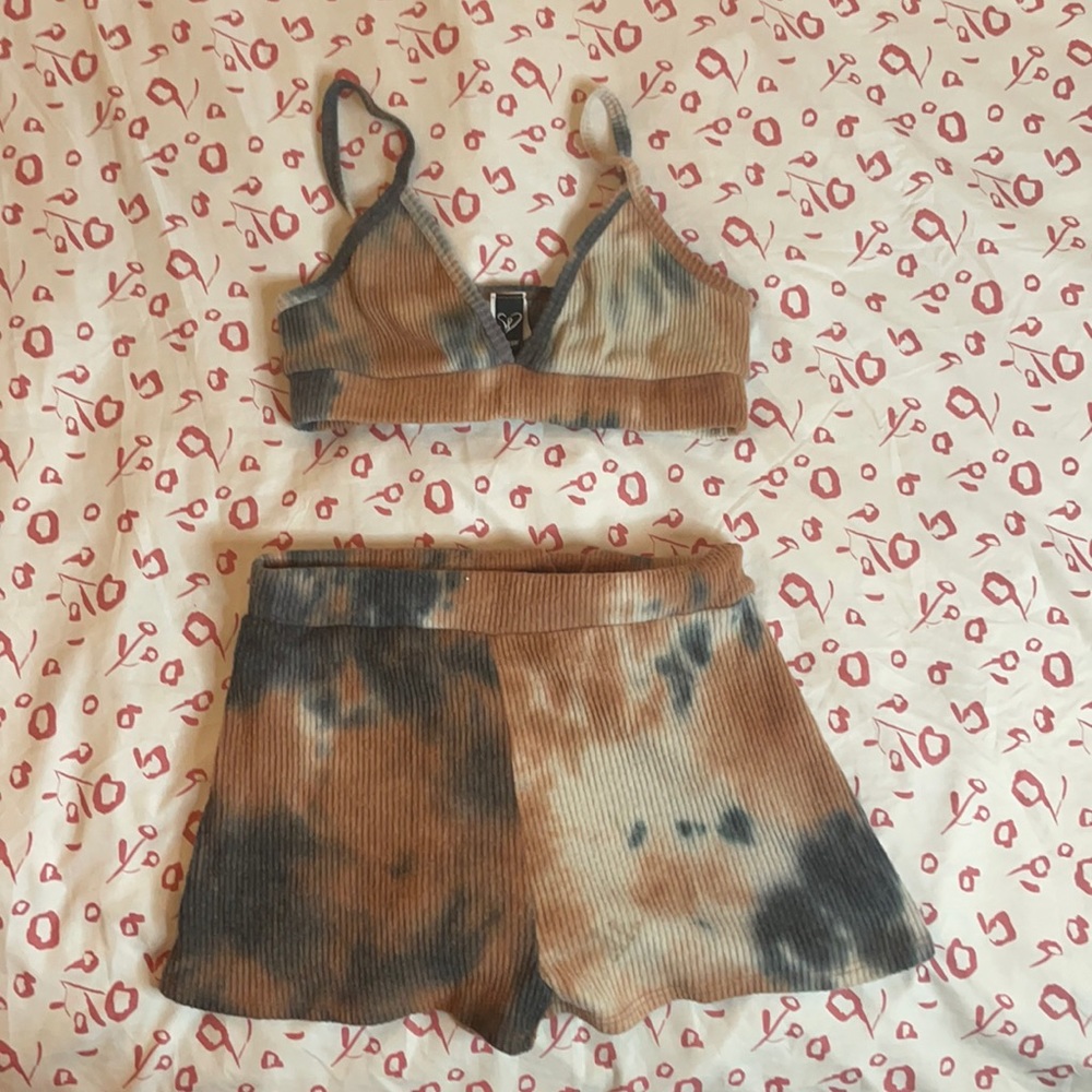 Two Piece Windsor Set